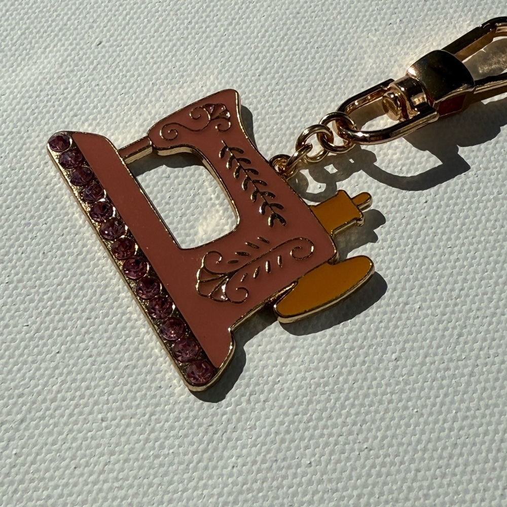 Sewing Machine Charm/Keychain Pink - Picture 6 of 8